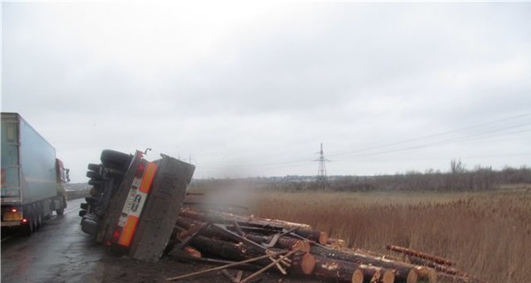 В Одессе порыв ветра перевернул грузовик с бревнами