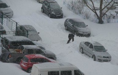 Из-за снежных заносов киевляне стали осваивать снегоходы