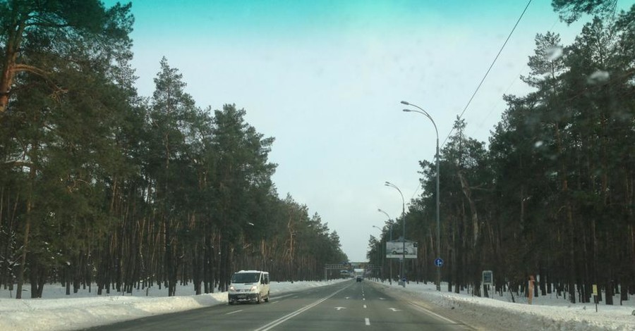Дороги полностью расчистили от снега только на трассе в Конча-Заспу