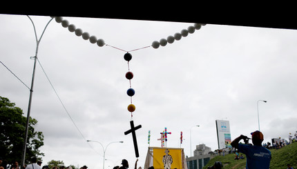 Огромные четки с крестом на мосту в Каракасе