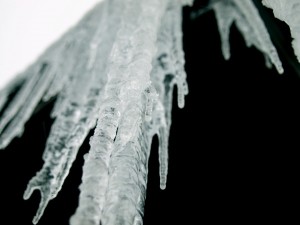 Альпинистов отправили сбивать сосульки с киевских крыш