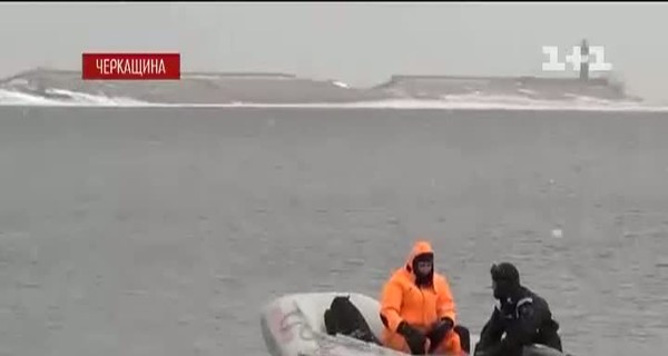 На Днепре с обледеневшего судна спасли пятерых рыбаков 