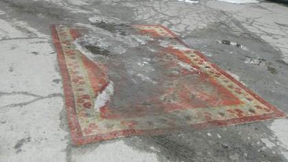 Ямочный ремонт по-запорожски: выбоину около жилого дома застелили ковром