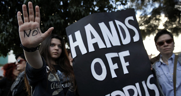 На Кипре школьники вышли на демонстрацию против финансового кризиса