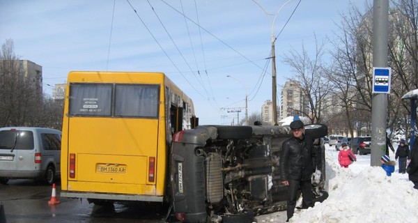 В Сумах легковое авто протаранило маршрутку с пассажирами и перевернулось вверх тормашками