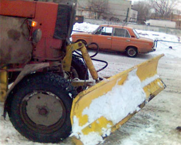 В Киеве снегоуборочный трактор задавил женщину