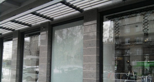 В Киеве расстреляли витрину магазина