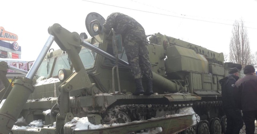 Леся Оробец: в Киеве снег чистят с помощью военной техники 