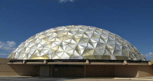 Американец готов дать 100 тысяч долларов тому, кто заберет у него золотой дом-купол