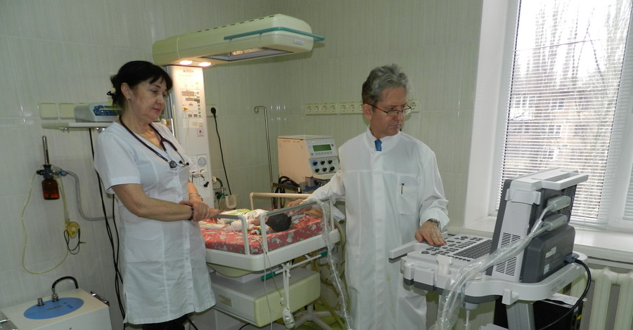 Детским врачам подарили оборудование, которое поможет спасать новорожденных 