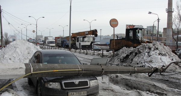 На Подоле трактор опрокинул столб на легковушку