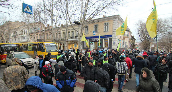 После стрельбы у суда предприниматели перекрыли улицу в центре Одессы