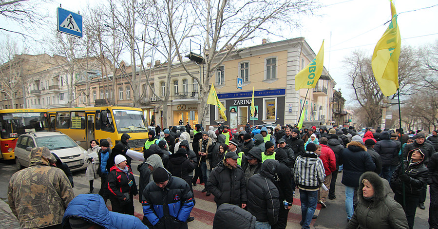После стрельбы у суда предприниматели перекрыли улицу в центре Одессы