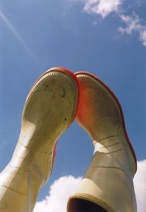 В ожидании паводков украинцы начали массово интересоваться резиновыми сапогами и готовиться к наводнению 