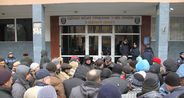 После вчерашней стрельбы одесские предприниматели окружили милицию и суд