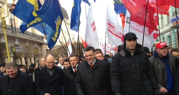 В Ивано-Франковске тысячи людей вышли на акцию протеста оппозиции