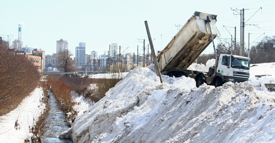 Киевские коммунальщики сбрасывают снег в приток Днепра