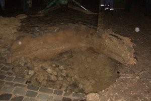 В Севастополе посередине дороги образовалась метровая дыра 