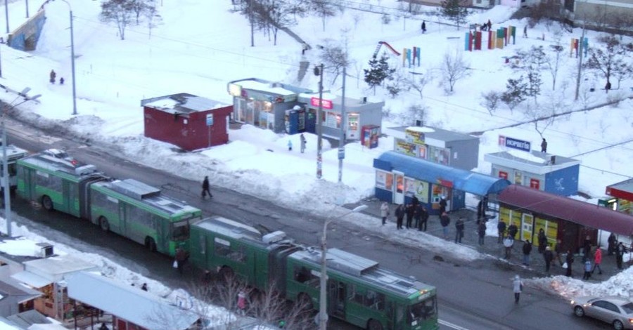 В Киеве водитель перекрыл движение, остановив сразу двенадцать троллейбусов