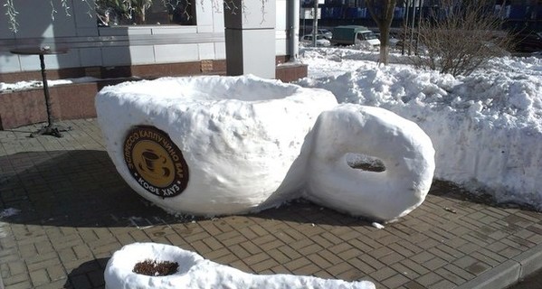 В Киеве из снега делают чашки и ложки