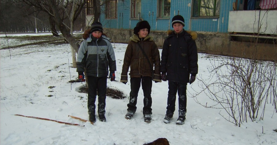 Дети вызвали пожарных, чтобы спасти провалившуюся в люк дворняжку