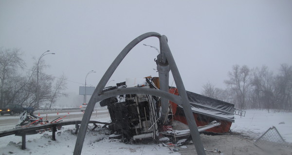 В Киеве снегоуборочная машина разбилась всмятку и снесла фонарный столб