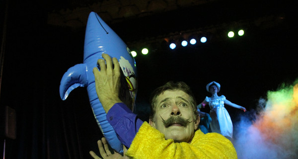 На одесском фестивале клоунов Делиев нарядился лебедем, а британцы кидались яйцами