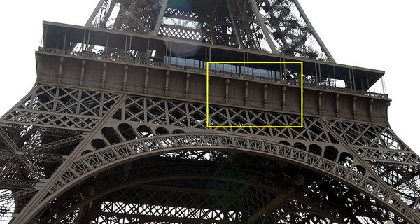 Посетителей Эйфелевой башни эвакуировали после звонка о минировании