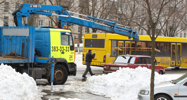 На улицы Киева снова направили эвакуаторы - в помощь снегоуборочной технике