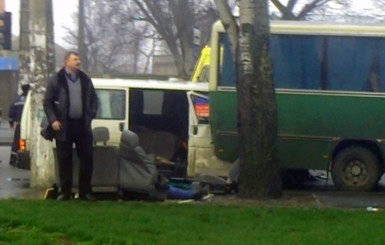 Подробности ДТП в Одессе: микроавтобус на скорости протаранил четыре машины