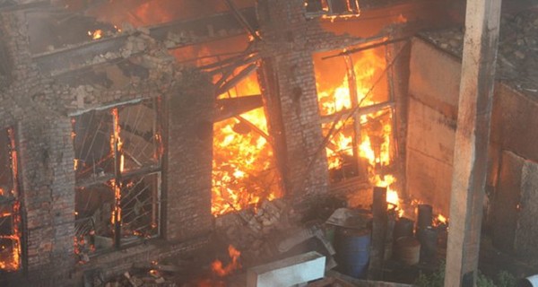 Четыре сгоревших дома в Одессе могли поджечь бомжи