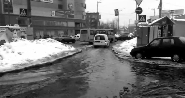 Киевлянам впору лодки покупать: дороги города заполняет талый снег