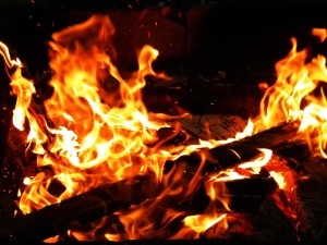Мужчина спасся из горящего дома, оставив погибать в нем своих детей