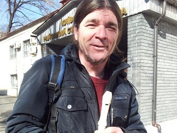 Музыкант из Минска поселился на донецком вокзале