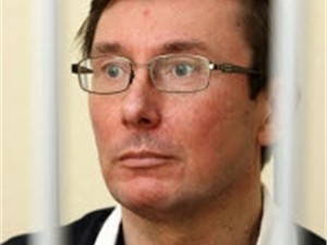 Судьи не выпустили Луценко из стеклянной 