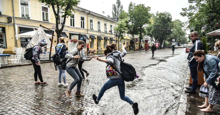 Град накрыл центр Одессы