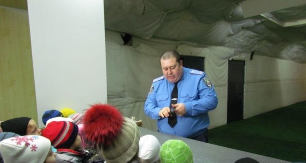 Одесситов возмутило фото милиционера, направившего дуло пистолета на детей