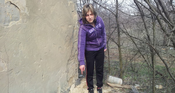 Семиклассник сначала  избил первоклашку из своей же школы, а потом  бросил умирать в яме