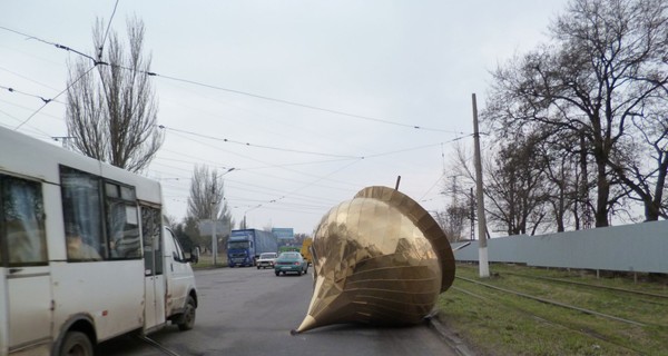 В Краматорске золотой купол храма рухнул на дорогу