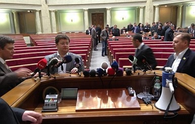 Раскол в Верховной Раде: депутаты собрались в двух помещениях
