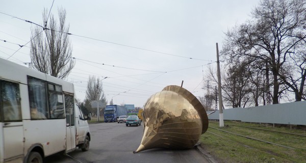 У грузовика на трассе снесло купол 