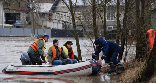 Жители Ивано-Франковской области плавают по улицам на лодках