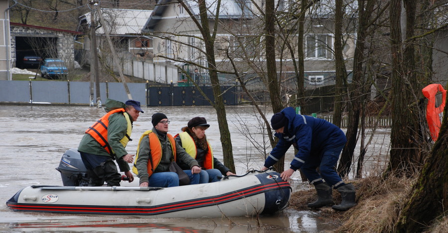 Жители Ивано-Франковской области плавают по улицам на лодках