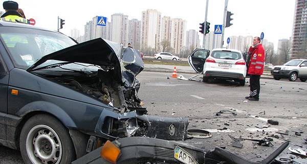 В Киеве столкнулись две иномарки, три человека пострадали