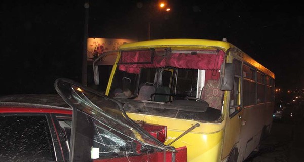 В Киеве иномарка взяла на таран маршрутку с пассажирами