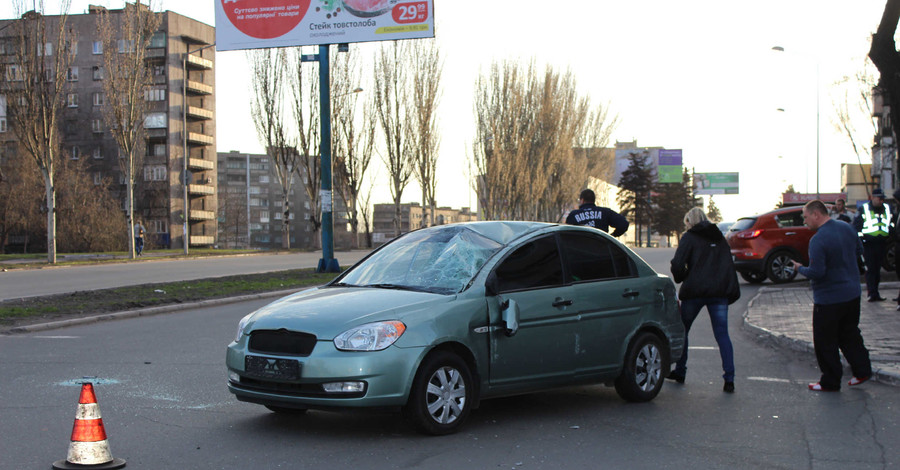 В Донецкой области водителя автобуса избили за то, что не дал легковушке проскочить на красный свет