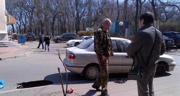В центре Одессы на дороге образовалась дыра