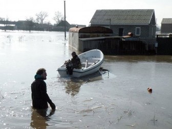 В Чернигове прорвало дамбу, спасатели эвакуируют целый дачный поселок