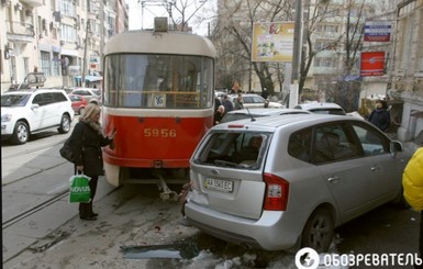 В Киеве трамвай сошел с рельс