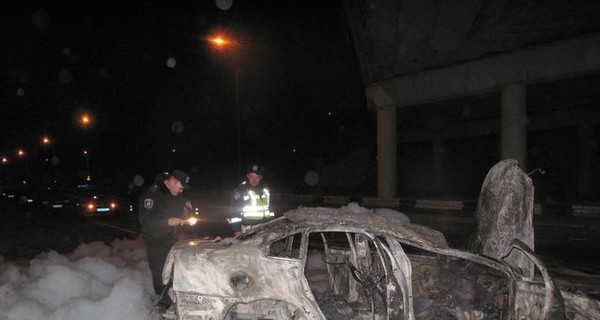 ДТП под Киевом: иномарка перевернулась и сгорела дотла